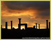 Zachód słońca nad Forum na Timgad world heritage site (Algieria), miasto garnizonowe na granicy Cesarstwa Rzymskiego w Afryce