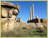 karbowane kolumny stolicy na Timgad world heritage site (Algieria), miasto garnizonowe na granicy Cesarstwa Rzymskiego w Afryce Imperium Rzymskie w Afryce