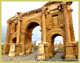 El Arco de Trajano en el sitio del patrimonio mundial de Timgad (Argelia), la ciudad guarnición en las fronteras del Imperio Romano en África