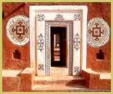 Prachtige bas-relief versiering van een deuropening op Oualata, een van de oude ksour van Mauritanië om te worden aangewezen als een UNESCO world heritage site