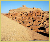 Aan de westelijke rand van de Sahara woestijn, staat de oude Ksar van Ait-Ben-Haddou UNESCO world heritage site (Marokko)