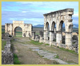 den antika huvudgatan, Decamus Maximus vid den arkeologiska platsen Volubilis (UNESCO: s världsarvslista) plats för Volubilis (UNESCO: s världsarvslista) en kommersiell stad vid gränsen till det romerska riket i Marocko (norr Afrika)