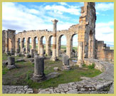  basilikan på den arkeologiska platsen Volubilis (UNESCO: s världsarvslista) en kommersiell stad vid gränsen till det romerska riket i Marocko (Nordafrika)